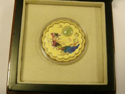 Flower-shaped gold  and  jade Commemorative Olympic medal 